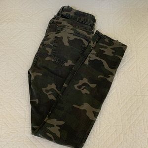 EUC Good American Good Legs Camo Jeans
